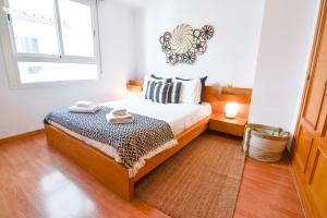 1 dormitorio con cama y ventana en Letmalaga Gisela, en Málaga