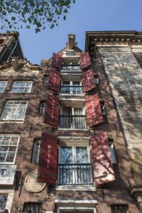 d'un grand bâtiment en briques avec des fenêtres. dans l'établissement Dikker & Thijs Hotel, à Amsterdam