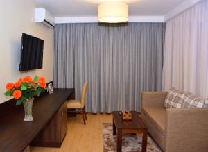 Razana Hotel的休息区