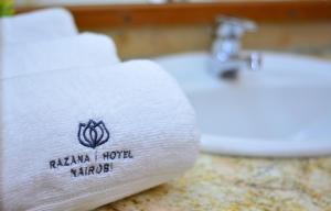 内罗毕Razana Hotel的浴室水槽上的白色毛巾