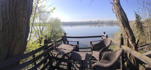 eine Sitzgruppe auf einer Veranda mit Seeblick in der Unterkunft WINNICA 34 nad Wisłą 1 in Toruń