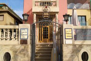 una entrada a una casa con puerta y escaleras en Llar de Capitans, en Masnou