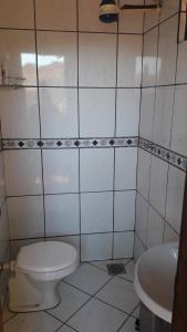 ein Bad mit einem WC und einem Waschbecken in der Unterkunft Hostel DS in Campo Grande
