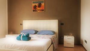 ペスキエーラ・デル・ガルダにあるKARINA'S homeのベッドルーム1室(青い袋付きのベッド1台付)
