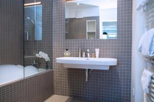 un bagno con lavandino e doccia di Residence Key Inn - Limperstberg a Lussemburgo