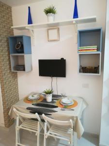 - un bureau avec un ordinateur et 2 chaises dans l'établissement Apartamento Beach Loft Las Canteras, à Las Palmas de Gran Canaria