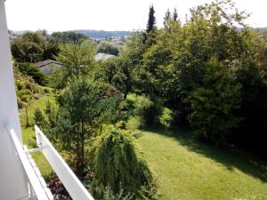 a view of a garden from the balcony of a house at Sonnenoase am Dachsberg zwischen München, Tegernsee, Chiemsee, Messe München in Moosach