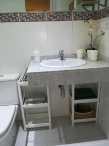 ein Bad mit einem Waschbecken und einem WC in der Unterkunft Apartamento Beach Loft Las Canteras in Las Palmas de Gran Canaria