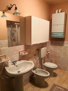 bagno con lavandino e servizi igienici di San Giovannina '800 a Casale Monferrato