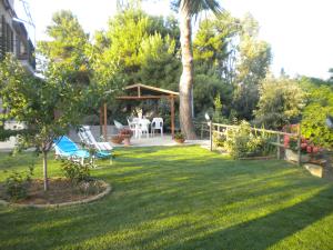 A garden outside Agriturismo IL CANTINIERE