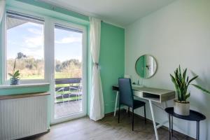 een kamer met een bureau en een raam bij Deerwood Villa-Modern cozy apartment with castle view in Bled