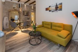 Posezení v ubytování Seafront apartment in historical Cippico castle