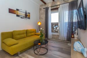 Posezení v ubytování Seafront apartment in historical Cippico castle