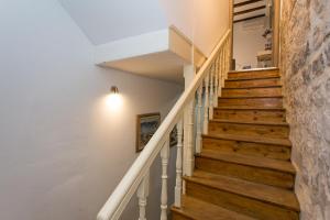 Fotografie z fotogalerie ubytování Seafront apartment in historical Cippico castle v destinaci Kaštela