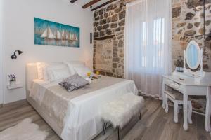 Postel nebo postele na pokoji v ubytování Seafront apartment in historical Cippico castle