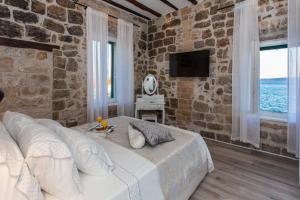 Postel nebo postele na pokoji v ubytování Seafront apartment in historical Cippico castle