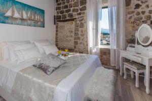 Postel nebo postele na pokoji v ubytování Seafront apartment in historical Cippico castle