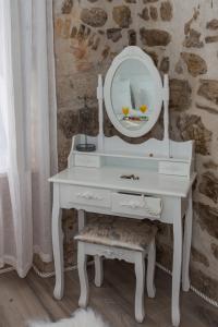 Fotografie z fotogalerie ubytování Seafront apartment in historical Cippico castle v destinaci Kaštela