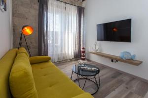 TV a/nebo společenská místnost v ubytování Seafront apartment in historical Cippico castle