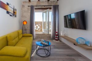 TV a/nebo společenská místnost v ubytování Seafront apartment in historical Cippico castle
