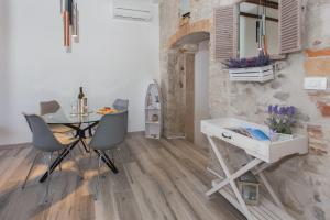 Fotografie z fotogalerie ubytování Seafront apartment in historical Cippico castle v destinaci Kaštela
