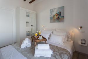 Postel nebo postele na pokoji v ubytování Seafront apartment in historical Cippico castle