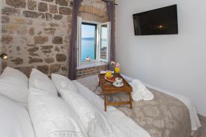 TV a/nebo společenská místnost v ubytování Seafront apartment in historical Cippico castle