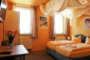 
Ein Bett oder Betten in einem Zimmer der Unterkunft Hotel-Pension Grüne Linde
