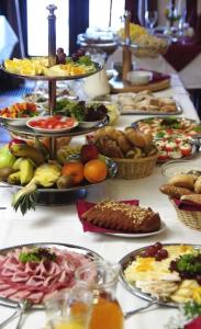 una mesa llena de muchos tipos de alimentos diferentes en Park Hotel Pruhonice, en Pruhonice