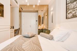 Postel nebo postele na pokoji v ubytování Luxury Rooms L'Avenue Split