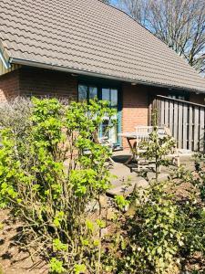 a brick house with a bench in front of it at "Backbord" by Ferienhaus Strandgut in Born