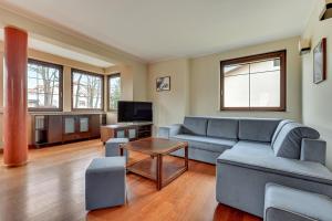 un soggiorno con divano e TV di Blue Mandarin Apartments a Sopot