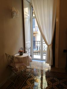 Cette chambre dispose d'une table et d'une grande fenêtre. dans l'établissement Live and Love, à Naples