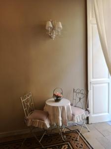 une table et des chaises dans une pièce avec une fenêtre dans l'établissement Live and Love, à Naples