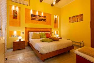 ローマにあるDomus Clodioのベッドルーム1室(黄色い壁のベッド1台付)
