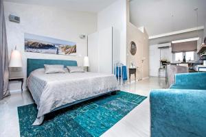 羅維尼的住宿－Residence Blu Sky，一间大卧室,配有一张床和一张蓝色的沙发