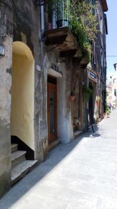 um edifício com uma porta e escadas numa rua em Relax nel tufo em Pitigliano