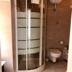 a bathroom with a shower and a toilet at Il Da Vinci casa vacanze in Giovinazzo