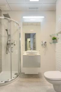 A bathroom at Apartamenty Vola Residence