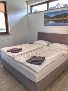 ein Bett mit zwei Handtüchern darauf in einem Schlafzimmer in der Unterkunft Freizeitcenter Bad Sachsa in Bad Sachsa