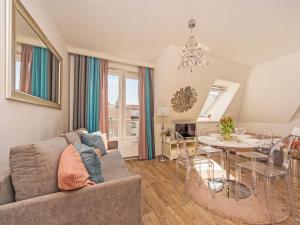 - un salon avec un canapé et une table dans l'établissement Apartament Kameralny 65 na Starówce, à Gdańsk