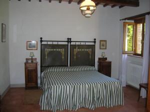 een slaapkamer met een bed met een zwart-witte sprei bij La Chiusetta in Orvieto