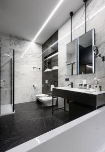 Koupelna v ubytování BANKHOTEL