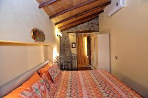 a bedroom with a bed and a couch in a room at Al Castello in Brolo