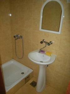 ein Badezimmer mit einem Waschbecken, einem Spiegel und einer Badewanne in der Unterkunft Apartment Stefano - Center, Ohrid in Ohrid