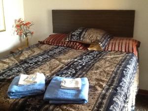 Una cama con dos toallas azules encima. en Rosenberg Motel, en Galveston