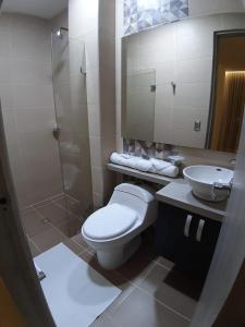 ein Bad mit einem WC und einem Waschbecken in der Unterkunft Hotel Anglo in Apartadó