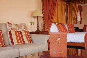 A seating area at Mallyan Spout Hotel 