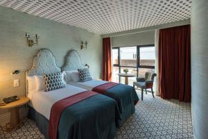 Un pat sau paturi într-o cameră la The First One Madrid Preciados