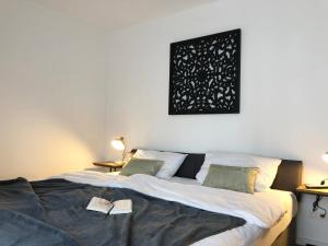 ein Schlafzimmer mit einem Bett mit zwei Büchern darauf in der Unterkunft Ferienwohnung 1 18 Inselstrand in Ahlbeck